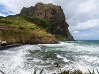 Wellen an der Praia da Alagoa mit dem Adlerfelsen - Porto da Cruz